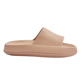 Fashionabla lätta sandaler på en beige rebellisk massiv sula