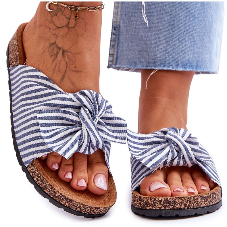 FJ1 Flip Flops på en korkplattform med vita och blå ränder Festlig