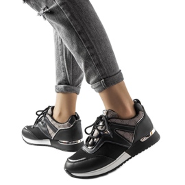 Svarta sneakers med guldinslag från Bedord