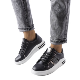 Svarta sneakers dekorerade med Xarles-rhinestones