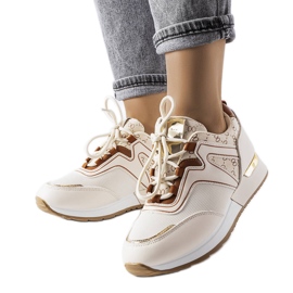 Beige sneakers med gulddetaljer från Bedord
