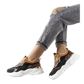 Svarta sneakers på oregelbunden sula från Alta