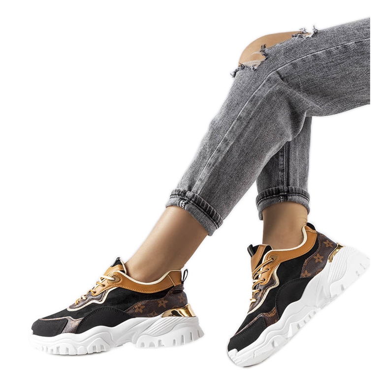 Svarta sneakers på oregelbunden sula från Alta