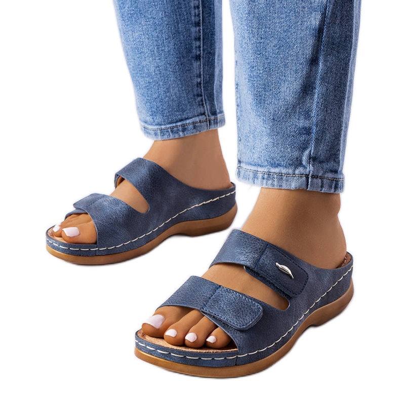Blå sandaler med låg kil från Fréchette