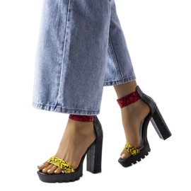 Gula sandaler med ormtryck från Knoxville