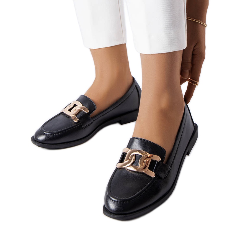 Svarta loafers med spänne från Henrique