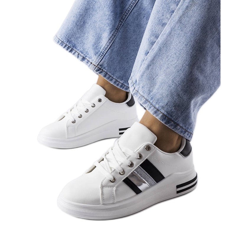 Svarta och vita platåsneakers från Sacaton