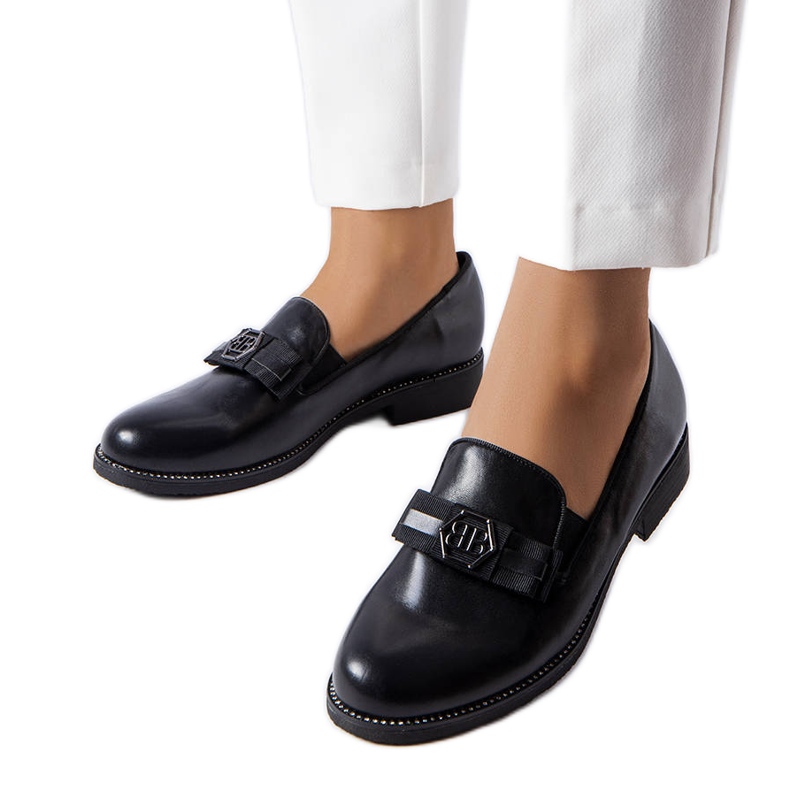 Svarta loafers dekorerade med en båge och strass