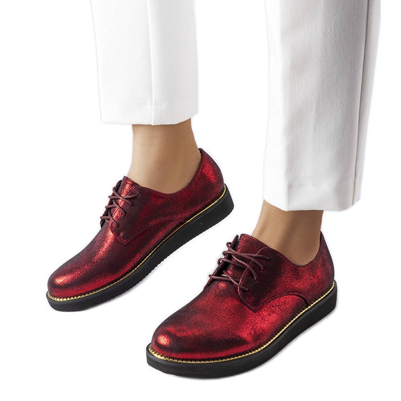 Röda glittriga brokadskor från Cemetery