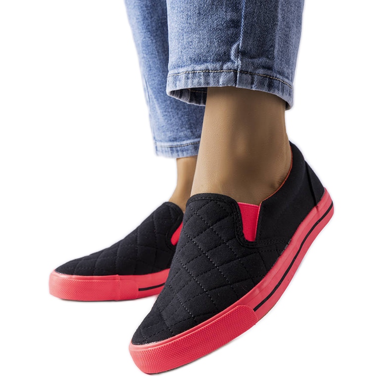Svarta quiltade slip-on sneakers från Balsamo