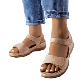 Beiga sandaler med låg kil från Vallis beige