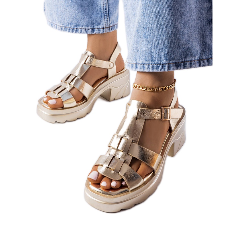 BM Sandaler med stilettklack i solnedgång i guld gyllene