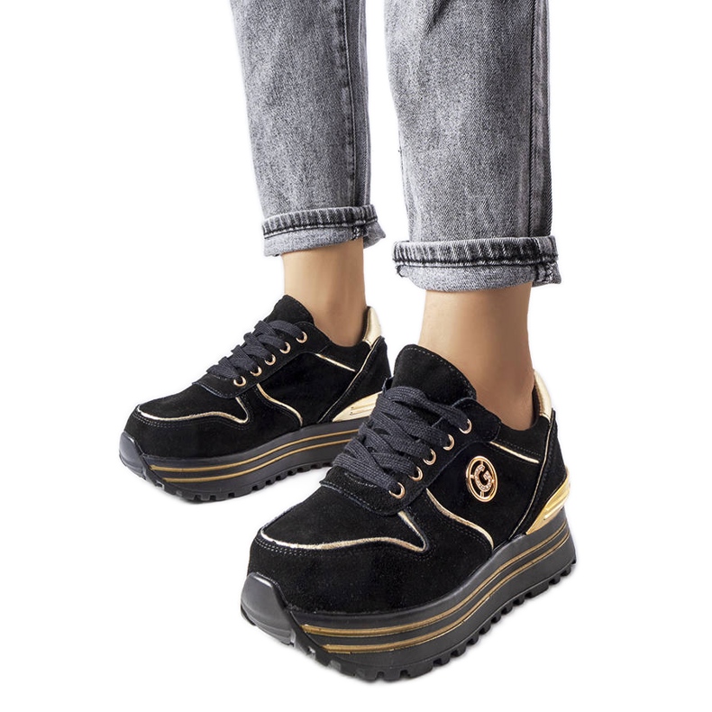 Svarta och guldiga platåsneakers från Therrien