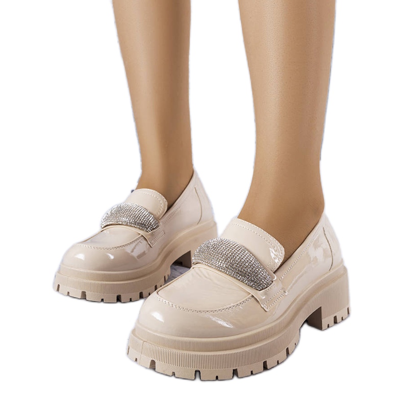 Beigelackade brogues med cubic zirconias från Mouss