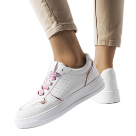 Vita sneakers bundna med Pryor-band