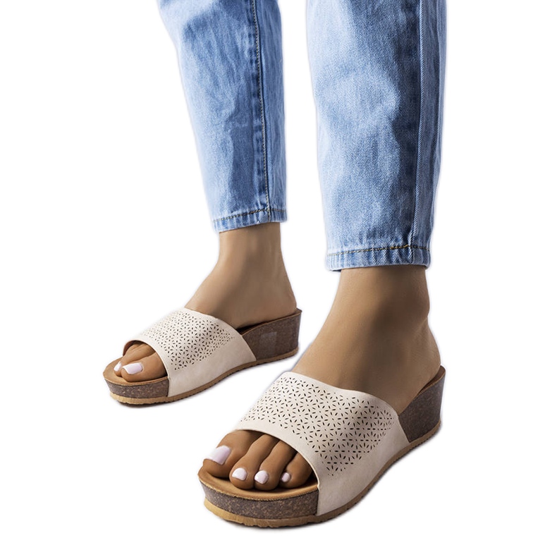 Beige genombrutna sandaler från Bourque