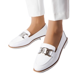 Vita loafers med spänne från Henrique