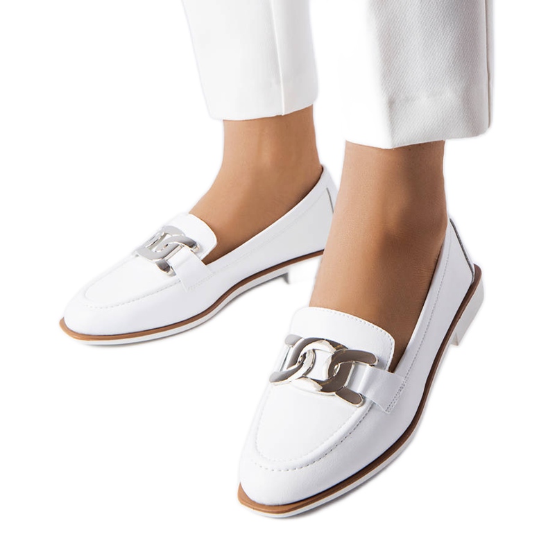 Vita loafers med spänne från Henrique