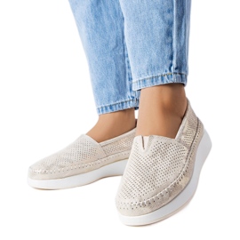 Noruega gyllene genombrutna skor