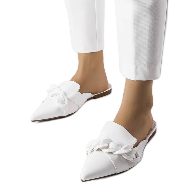 Vita eleganta sandaler med kedja från Patenaude