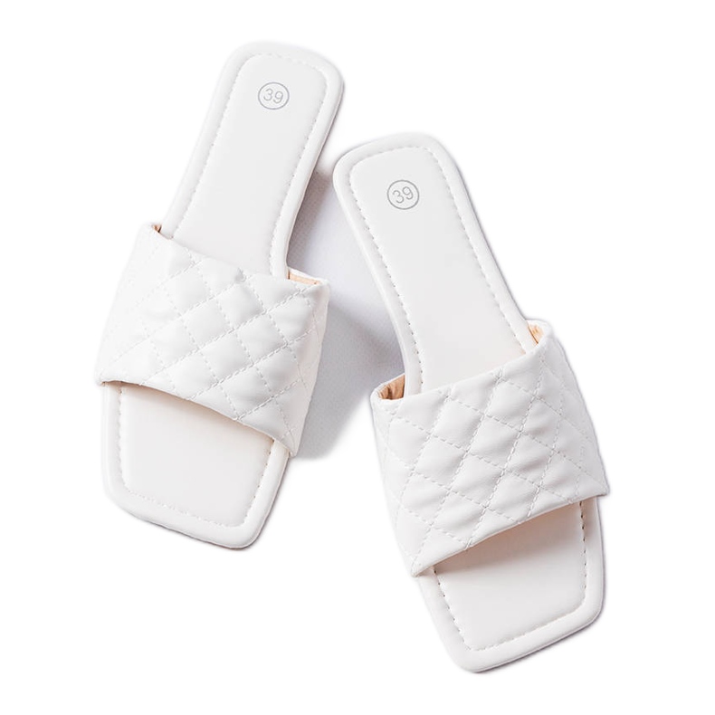 Vita eleganta flip-flops med quiltning från Labrie