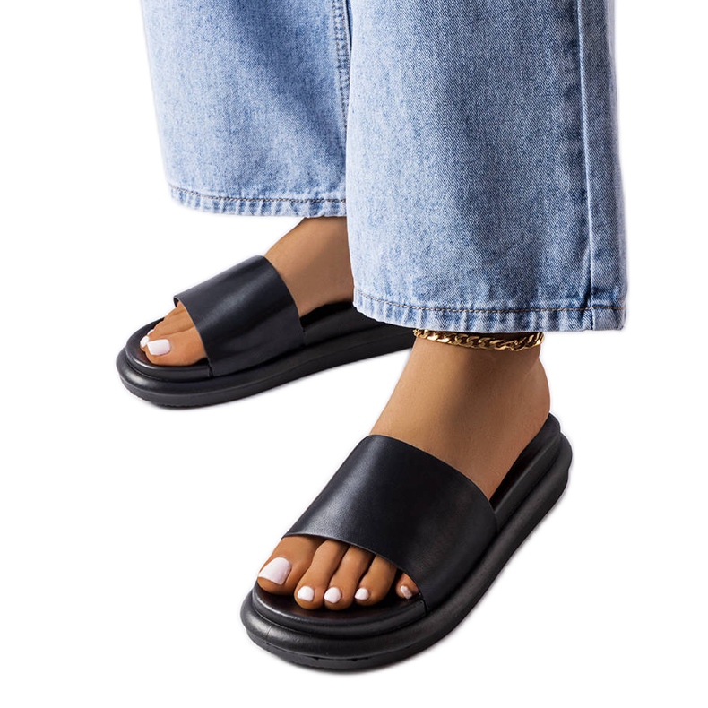 BM Svarta tofflor på Paquette-plattformen