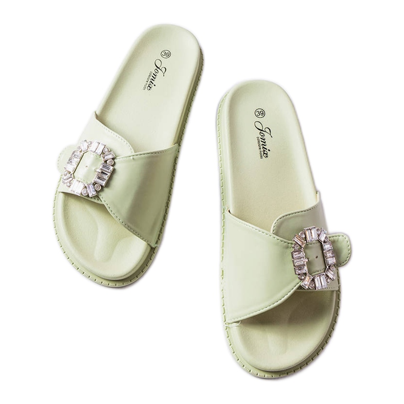 Gröna rutschbanor dekorerade med Griegsvei zirkoner