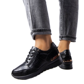 Jazzar svarta genombrutna läderskor