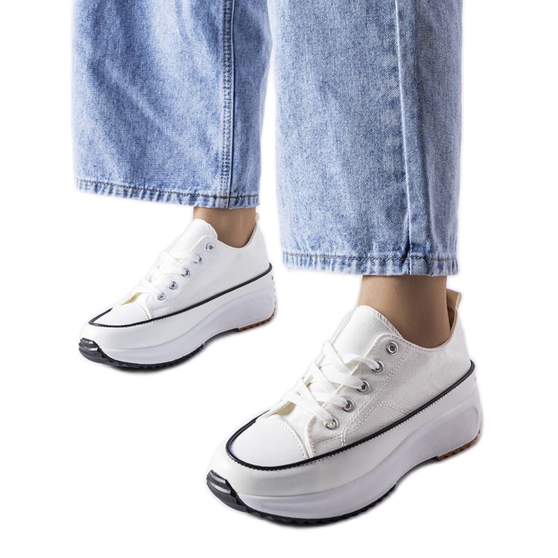 Vita sportsneakers på McKeylor-plattformen