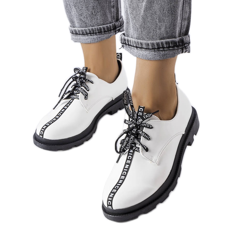 Vita brogues med kontrastsula från Hanifan