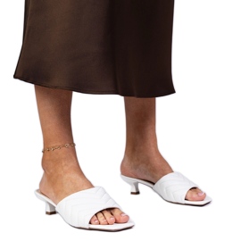 Vita lågklackade flipflops