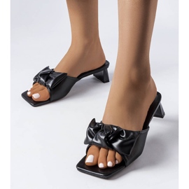 Svarta klackade sandaler med rosett i ek