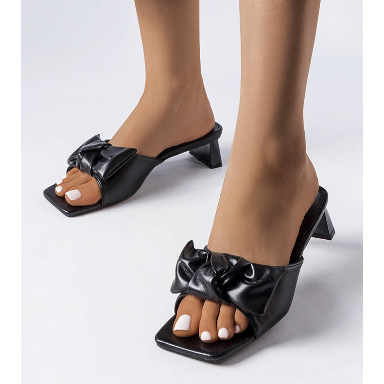 Svarta klackade sandaler med rosett i ek