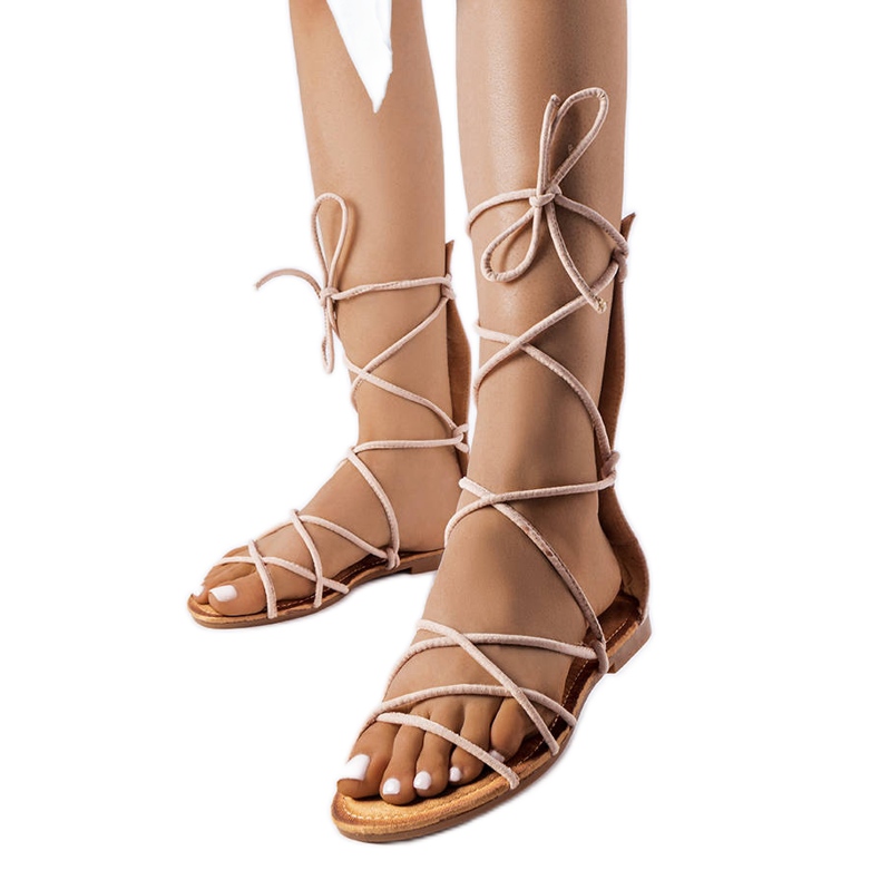 Beiga högklädda sandaler från Heliport beige