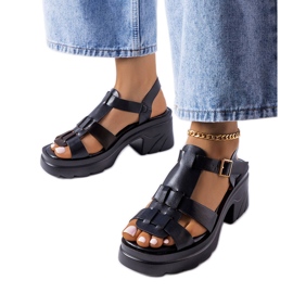 Svarta sandaler med stilettklack i solnedgång