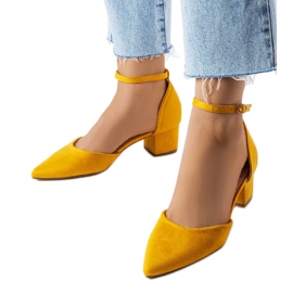 Gula klackpumps från Annely