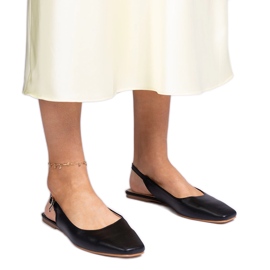 Svarta sandaler med stängd tå