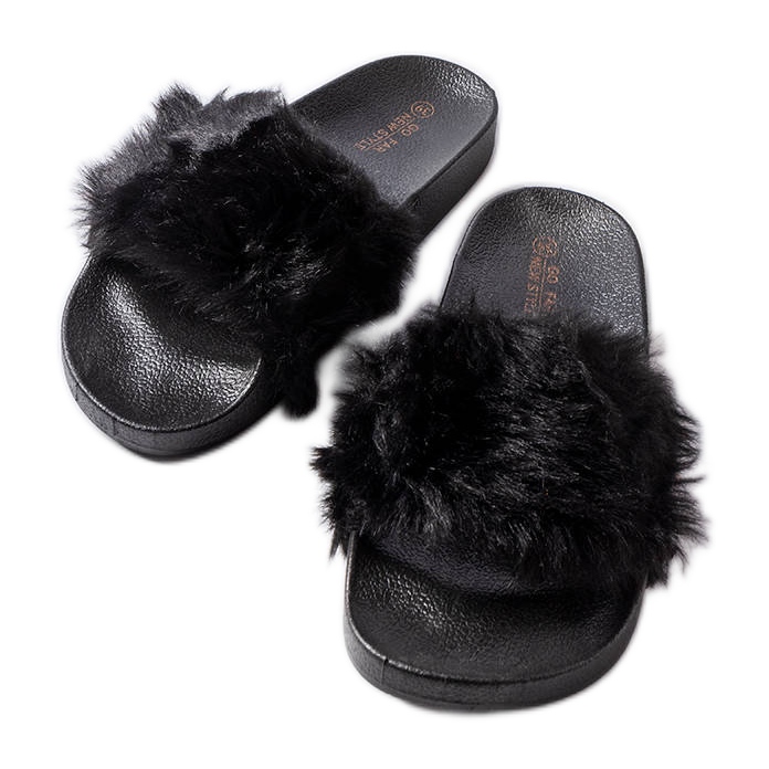 Svarta tofflor med päls från Genevre