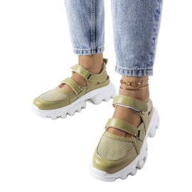 Gröna sneakers på massiv sula från Djurs