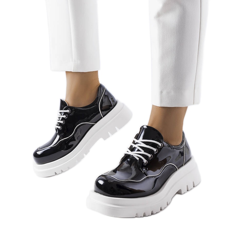 Svarta brogues på en massiv Cheshire-sula