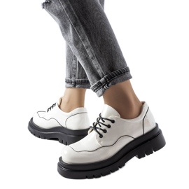 Vita brogues på en massiv Cheshire-sula