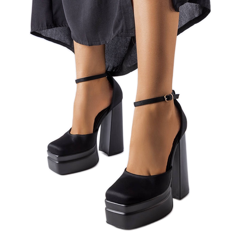 BM Svarta högklackade pumps från Romines