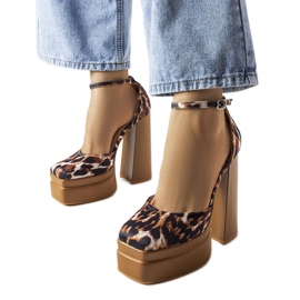 Bruna högklackade pumps från Romines