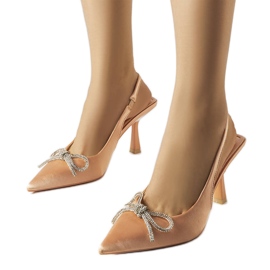 Beige klackar med en Wildrose rosett