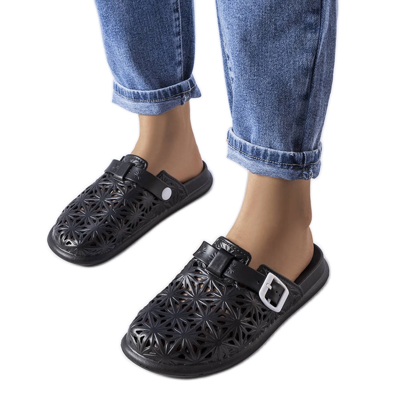 Svarta genombrutna gummisliders från Peverell