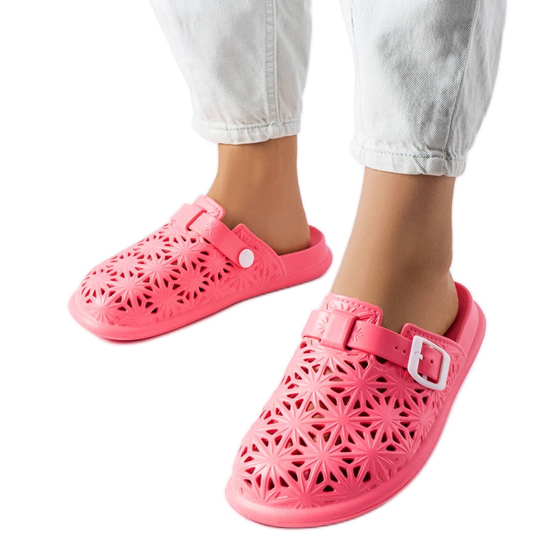 Röda genombrutna gummitofflor från Peverell