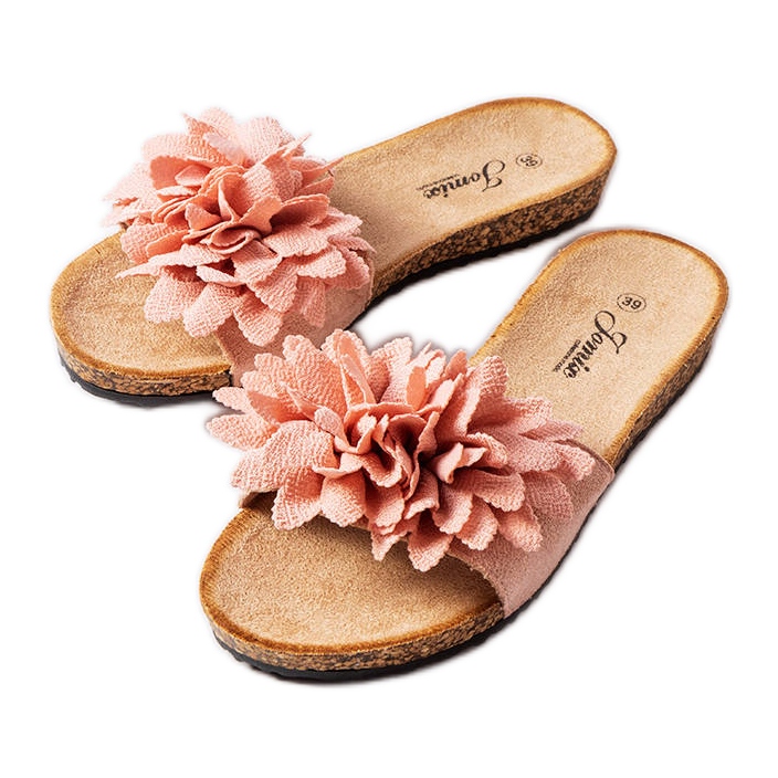 Rosa tofflor dekorerade med Farland-blommor