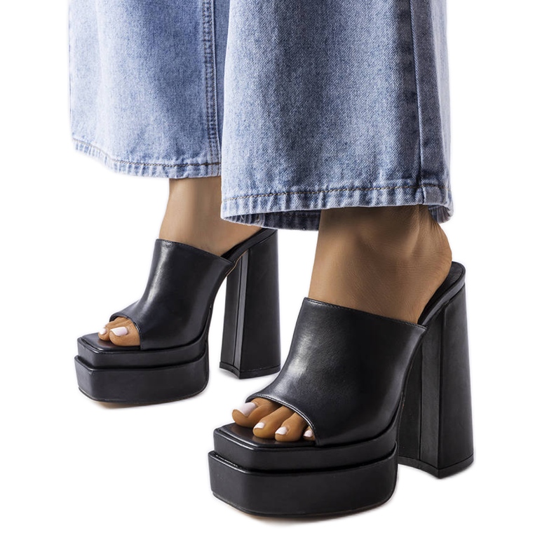 BM Svarta högklackade sandaler från Mercure