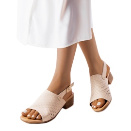 Beige sandaler med låg klack