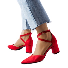 Röda pumps på Bensalem-posten